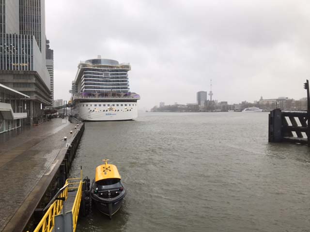 Cruiseschip ms AIDAnova aan de Cruise Terminal Rotterdam